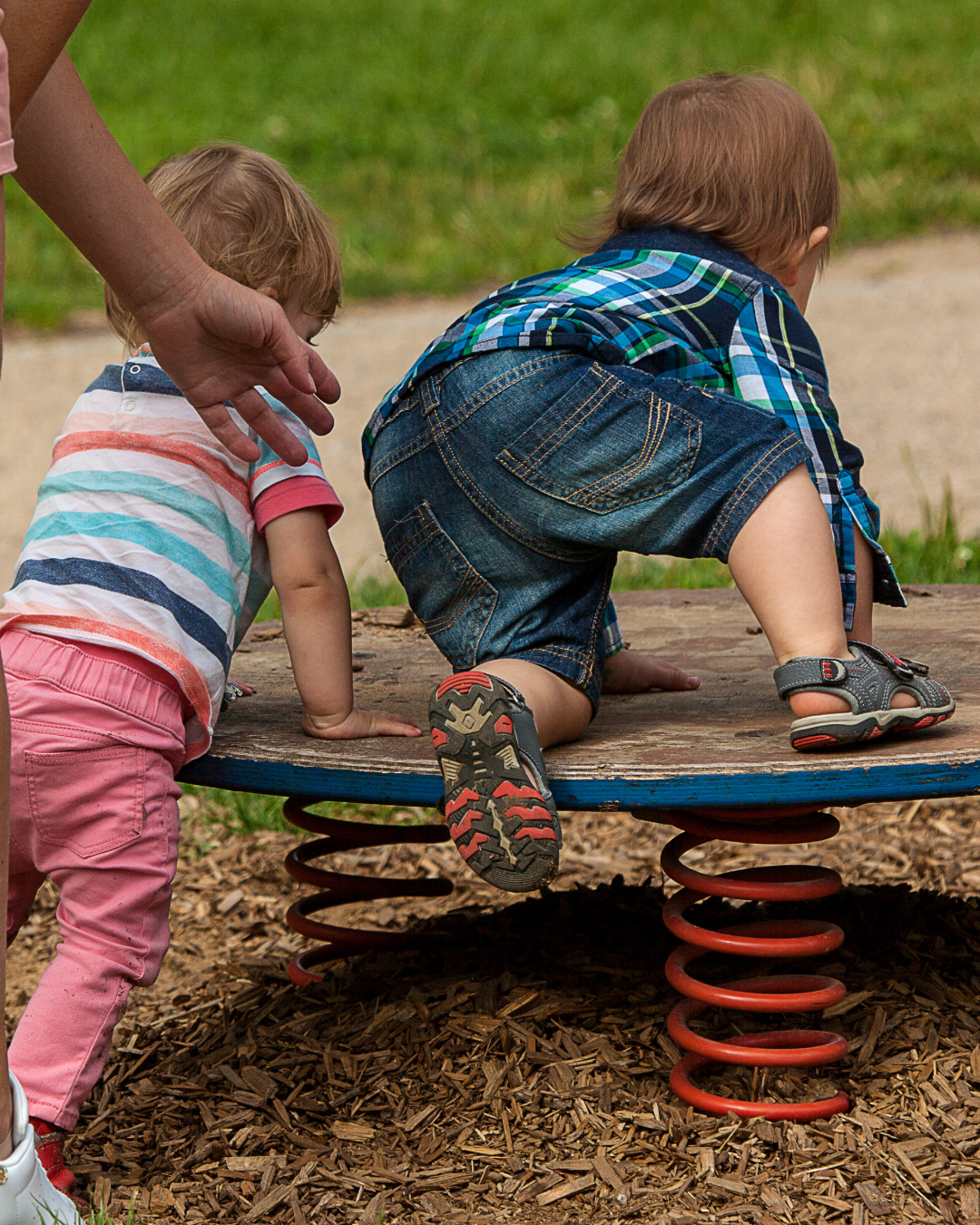 Momento di gioco e scoperta con bambini piccoli